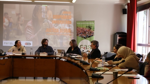 Taula rodona amb diverses persones sentades 